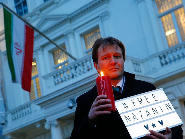 Муж Назанин Загари-Рэтклифф, Ричард Рэтклифф, во время одиночного пикета у посольства Ирана в Лондоне