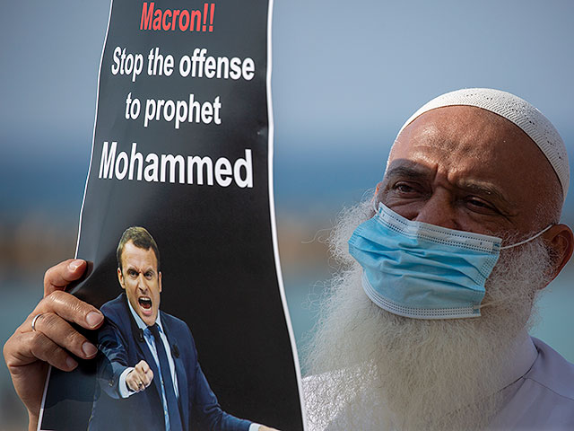 "Нет Бога, кроме Аллаха": исламисты вновь устроили манифестацию около посольства Франции в Тель-Авиве