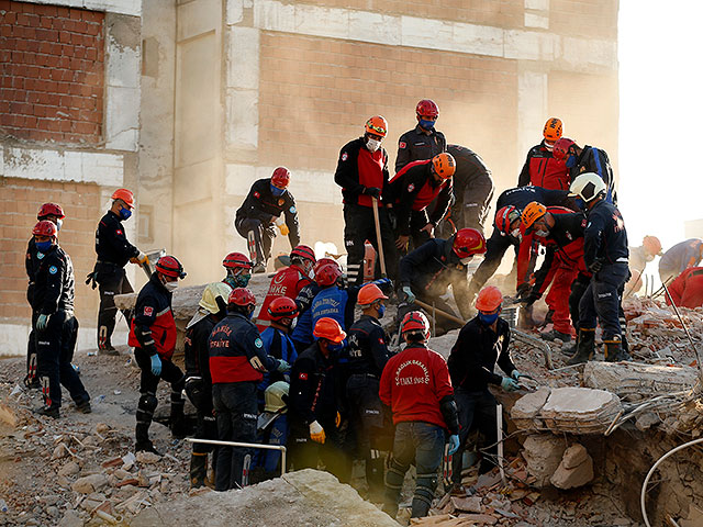 В Турции спасатели извлекли из-под завалов трехлетнюю девочку