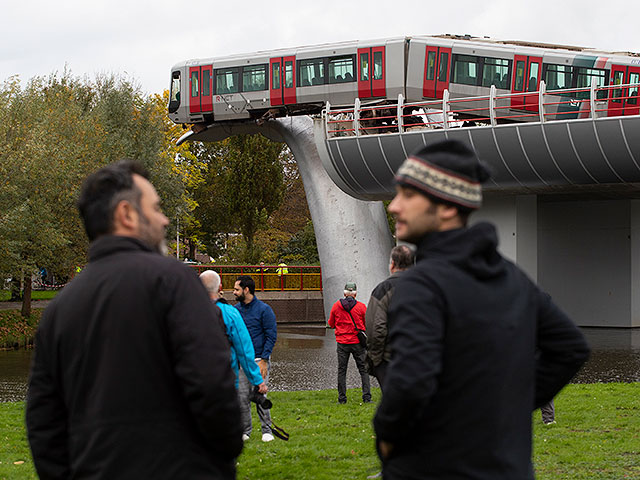 В пригороде Роттердама поезд застрял на скульптуре "Хвосты китов"