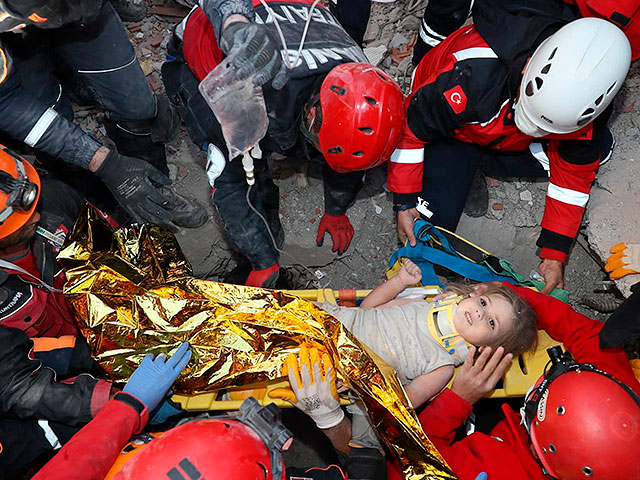 Спасатели извлекли из-под завалов четырехлетнюю Айду Гезгин. Измир, Турция, 3 ноября 2020 года