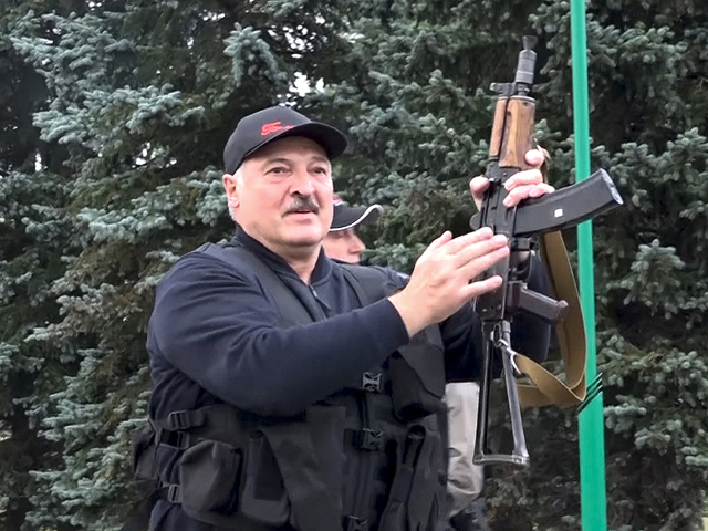 Лукашенко запретил впускать в страну белорусов, уехавших во время эпидемии