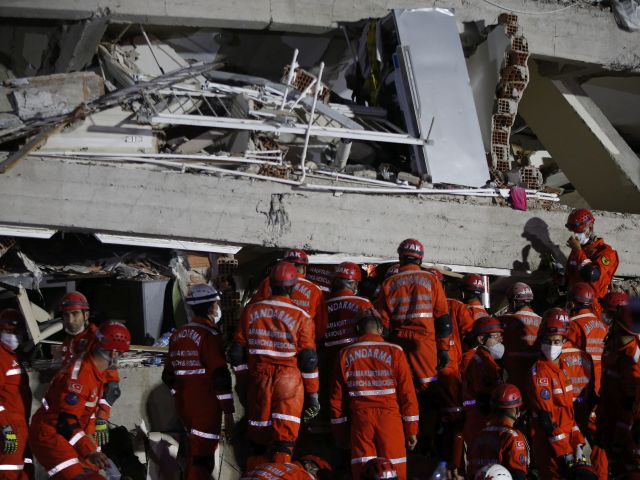 Жертвами землетрясения в Эгейском море стали десятки людей, более 800 пострадавших