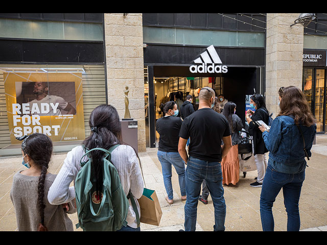 В Израиле после карантина открылись "уличные" магазины. Фоторепортаж
