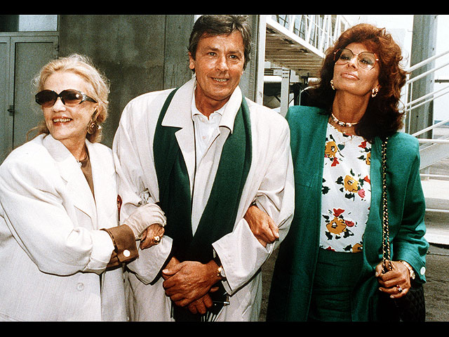 Ален Делон (в центре) с Жанной Моро (слева) и Софи Лорен, 1989 год