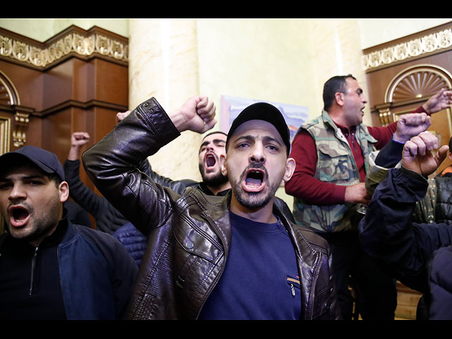 Протестующие ворвались в здание парламента в знак протеста против "урегулирования" в Нагорном Карабахе. Ереван, Армения, 10 ноября 2020 года