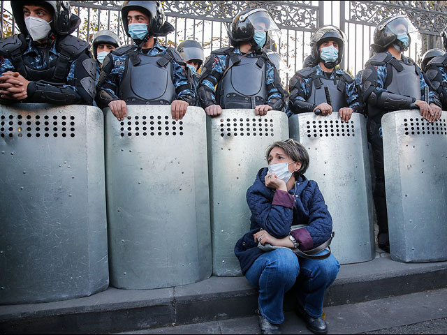 Массовые протесты в Ереване против "урегулирования" в Нагорном Карабахе,  территориальных уступок и размещения почти 2000 российских миротворцев. 11 ноября 2020 года