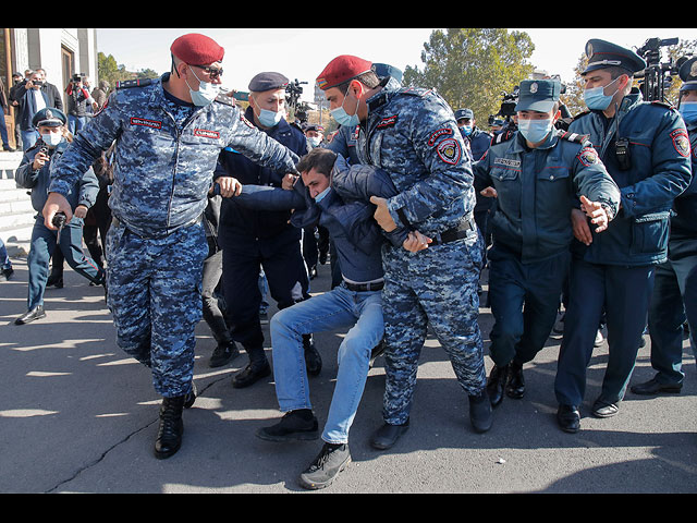 Массовые протесты в Ереване против "урегулирования" в Нагорном Карабахе,  территориальных уступок и размещения почти 2000 российских миротворцев. 11 ноября 2020 года