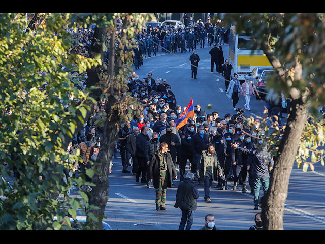 Массовые протесты в Ереване против "урегулирования" в Нагорном Карабахе,  территориальных уступок и размещения почти 2000 российских миротворцев. 11 ноября 2020 года