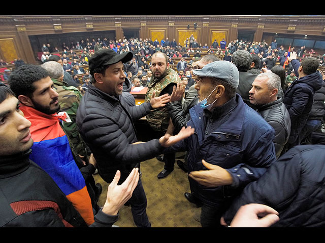 Протестующие ворвались в здание парламента в знак протеста против "урегулирования" в Нагорном Карабахе. Ереван, Армения, 10 ноября 2020 года