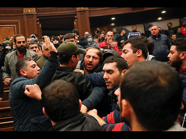 Протестующие ворвались в здание парламента в знак протеста против "урегулирования" в Нагорном Карабахе. Ереван, Армения, 10 ноября 2020 года