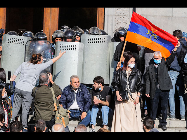 Массовые протесты в Ереване против "урегулирования" в Нагорном Карабахе,  территориальных уступок и размещения почти 2000 российских миротворцев. 11 ноября 2020 года