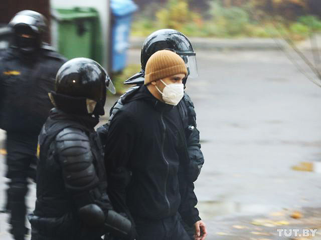 Протесты в Беларуси: более 350 задержанных, силовики применяют светошумовые гранаты и газ