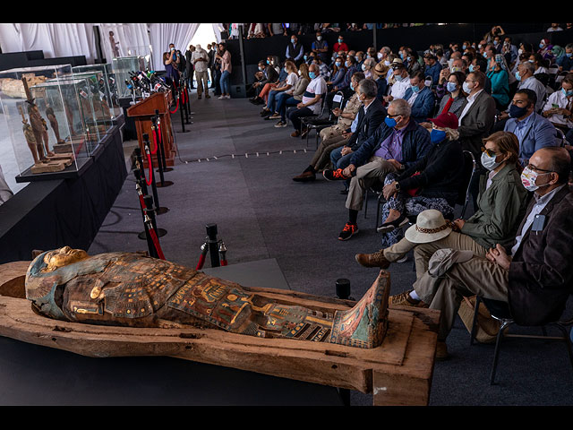 Официальные представители министерства древностей Египта объявили об обнаружении по меньшей мере 100 саркофагов. 14 ноября 2020 года