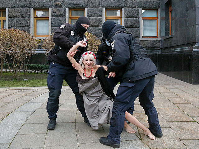 Полиция задерживает у резиденции президента Украины активистку правозащитной организации "Femen". Киев, Украина, 25 ноября 2020 года