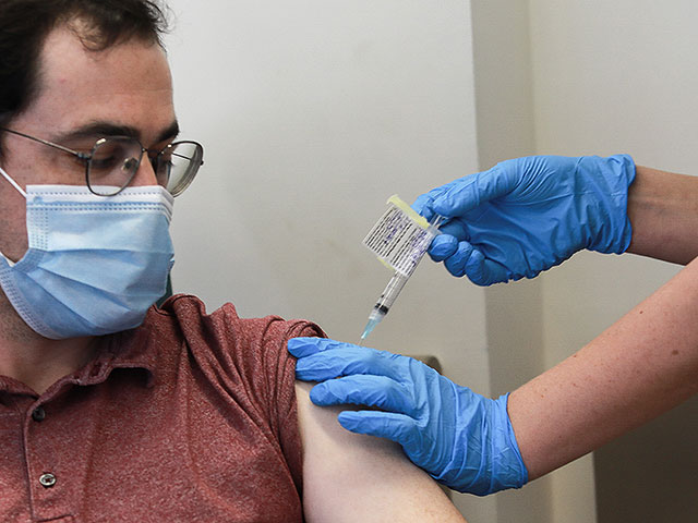 Больница "Барзилай" начала отбор добровольцев для испытаний израильской вакцины