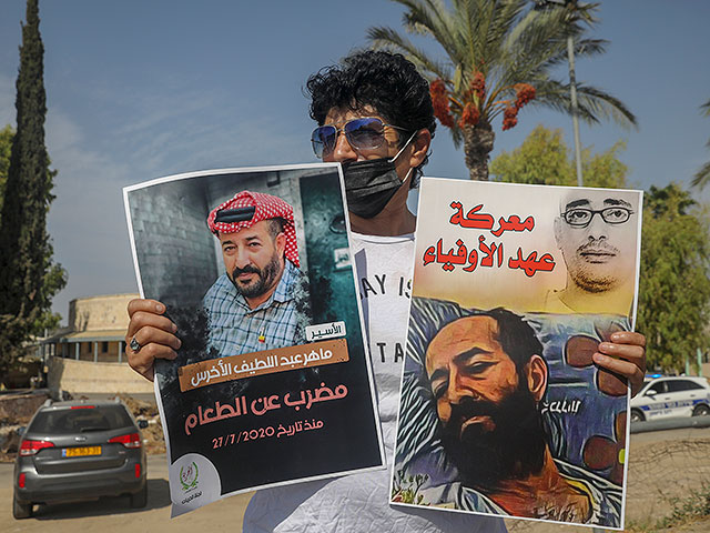 Пикетчик в поддержку активиста "Исламского джихада" Маэра аль-Акраса