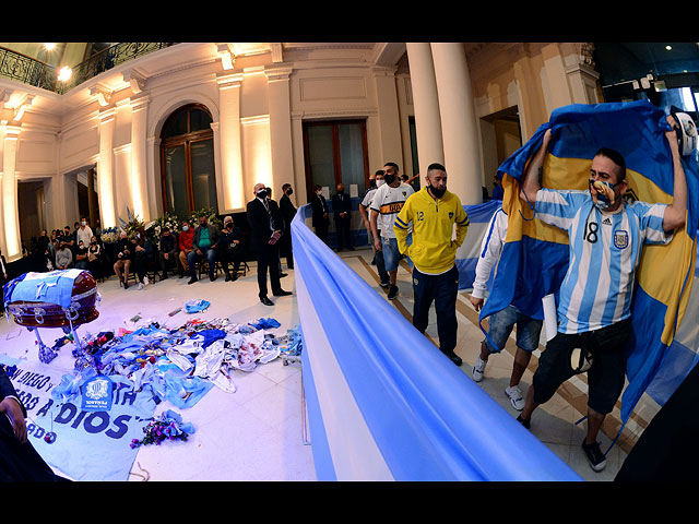Гроб с телом Диего Марадоны выставлен внутри президентского дворца для прощания. Буэнос-Айрес, Аргентина, 26 ноября 2020 года