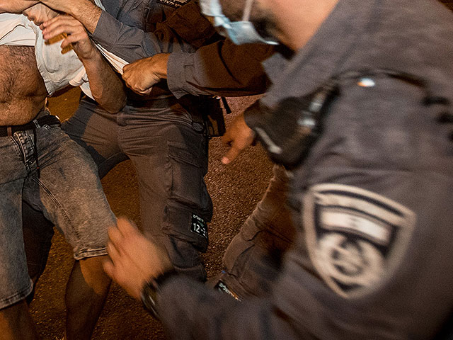 Предъявлено обвинение полицейскому, избившему участника демонстрации протеста против Нетаниягу