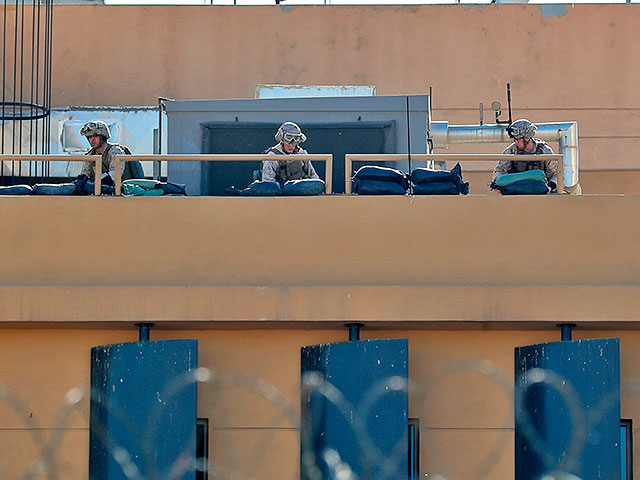 Американские солдаты готовят оборонительную позицию на крыше посольства США в Багдаде, Ирак