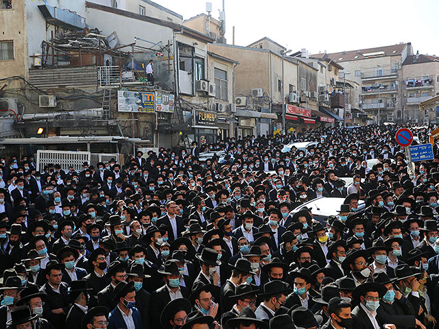 В церемонии похорон раввина йешивы "Мир" принимают участие тысячи человек