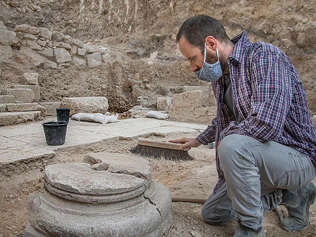 Руководитель раскопок Давид Йегер, около древней византийской церкви