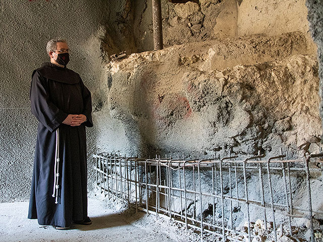 Брат Франческо Паттон из Ордена Францисканцев возле древней миквы