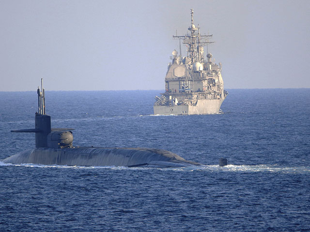 Атомная подводная лодка и два ракетных крейсера ВМС США направляются в Персидский залив