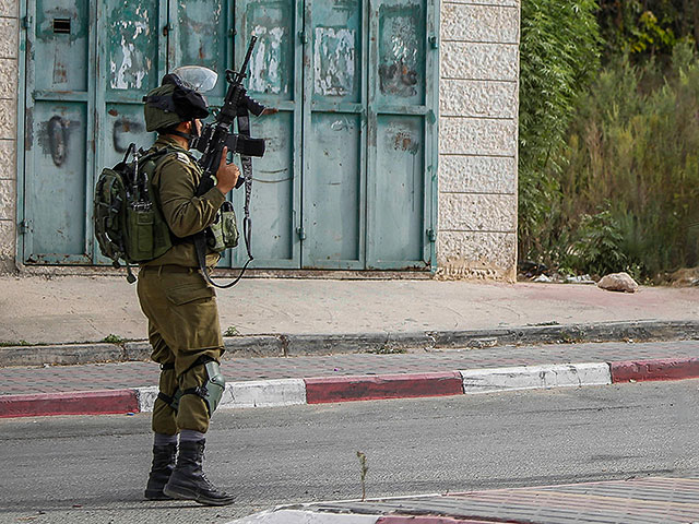 В районе Рамаллы израильские силы безопасности обстреляли машину с израильтянами
