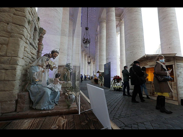 Выставка рождественских вертепов под колоннадой собора Святого Петра в Ватикане