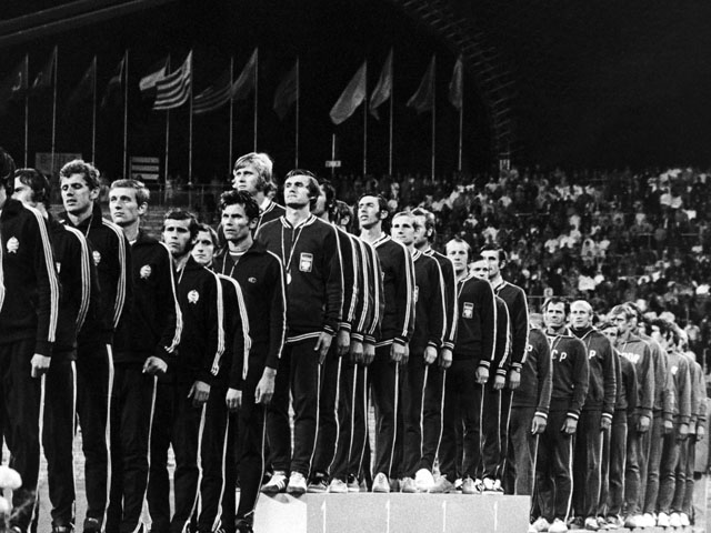 Церемония награждения призеров футбольного турнира Мюнхенской олимпиады. Сборная СССР завоевала бронзовые медали