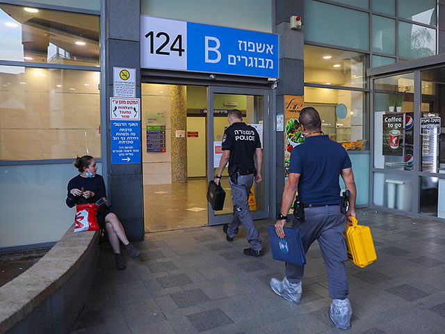 Сотрудники судебно-медицинской полиции Израиля идут в больницу "Асаф а-Рофе"