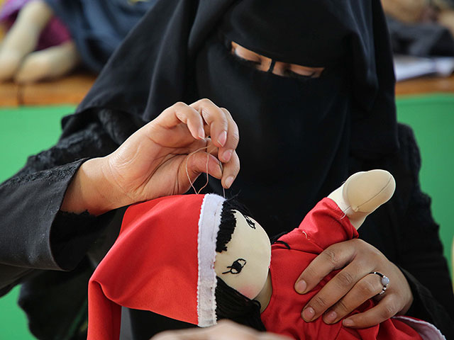 Палестинская женщина шьёт рождественские игрушки. Сектор Газа