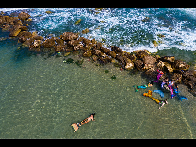 Девушки из Израильского сообщества русалок плавают у берегу моря в Бат-Яме, недалеко от Тель-Авива, Израиль, 23 мая 2020 года