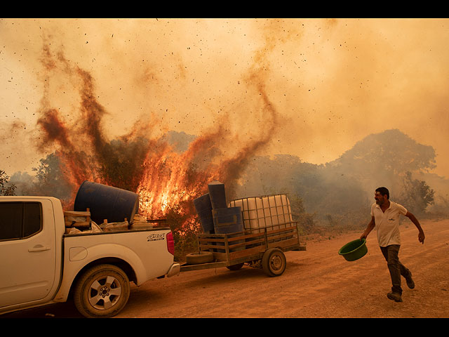 Волонтер пытается потушить пожар в заболоченных территориях Пантанала возле Поконе, штат Мату-Гросу, Бразилия, 11 сентября 2020 года. Количество пожаров в крупнейшем тропическом водно-болотном угодье в Бразилии, увеличилось более чем вдвое