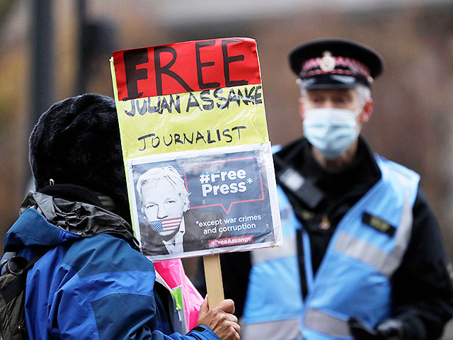 Полицейский и сторонник Джулиана Ассанжа у суда в Олд-Бейли, Лондон, 4 января 2021 года