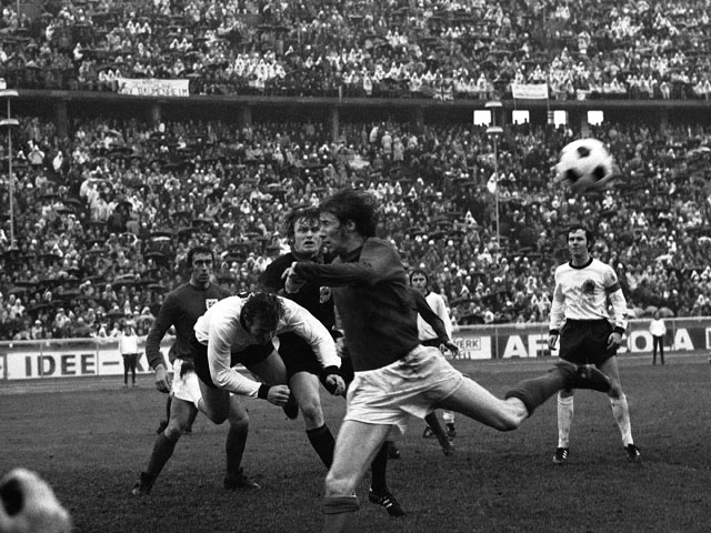 Колин Белл (на переднем плане) в четвертьфинальном матче чемпионата Европы 1972 года ФРГ - Англия