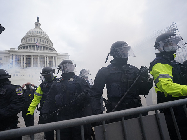 Сторонники Трампа штурмуют здание Конгресса. Заседание по утверждению итогов выборов приостановлено