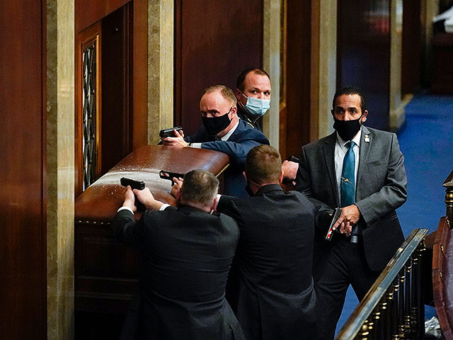 Сторонники Дональда Трампа ворвались в здание Конгресса. Заседание прервано