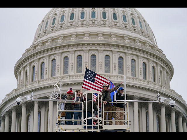 Беспорядки в США: штурм Капитолия сторонниками Трампа. Фоторепортаж