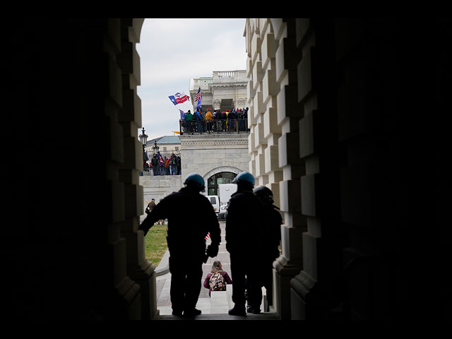 Беспорядки в США: штурм Капитолия сторонниками Трампа. Фоторепортаж