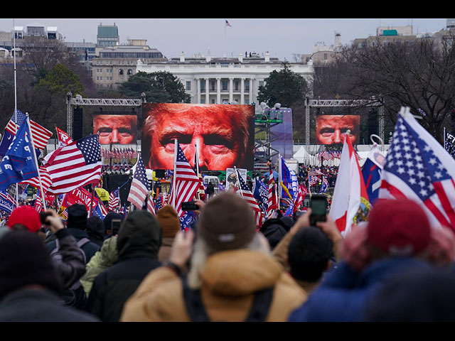 Беспорядки в США: штурм Капитолия сторонниками Трампа. Фоторепортаж