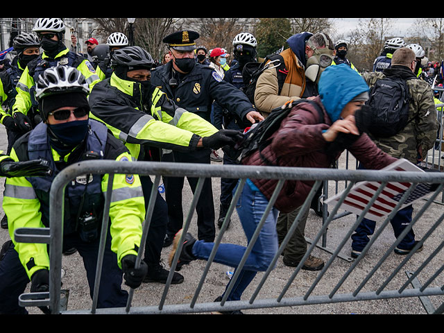 Беспорядки в США: штурм Капитолия сторонниками Трампа. Фоторепортаж