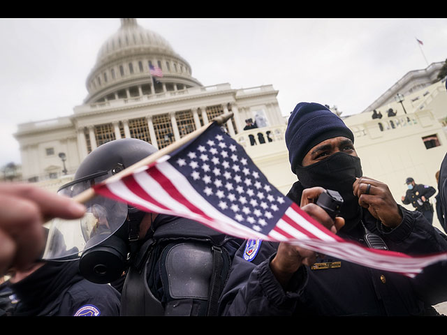 Беспорядки в США: штурм Капитолия сторонниками Трампа. Фоторепортаж