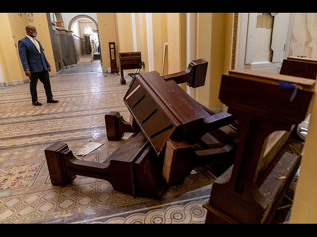 Последствия протестов в Вашингтоне. Фоторепортаж из здания Капитолия