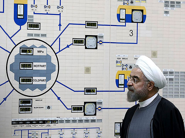 Президент Хасан Рухани посещает атомную электростанцию Бушер недалеко от Бушера, Иран