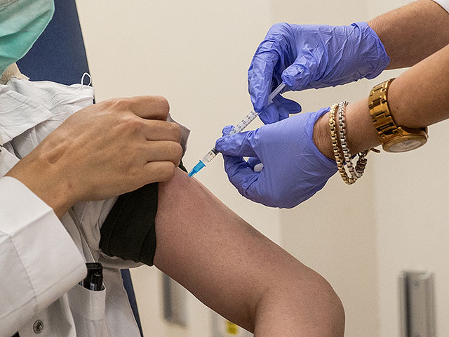 Первую дозу вакцины против коронавируса в Израиле получили более 1,6 млн человек, завершение вакцинации планируется до конца марта