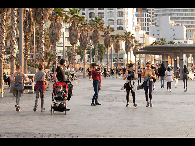 "Карантинный" зимний пляжный сезон в Тель-Авиве. Фоторепортаж