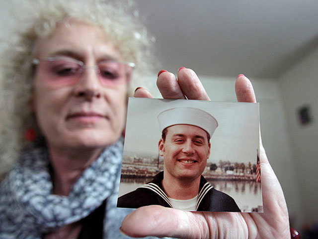 Сандин держит фотографию, на которой она изображена, как новобранец и моряк. Сандин прослужил на флоте двадцать лет мужчиной