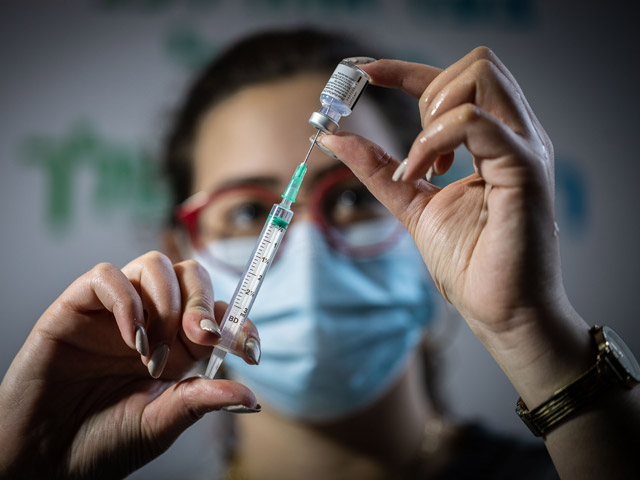 На следующей неделе в Израиле начнется массовая вакцинация граждан 45-49 лет